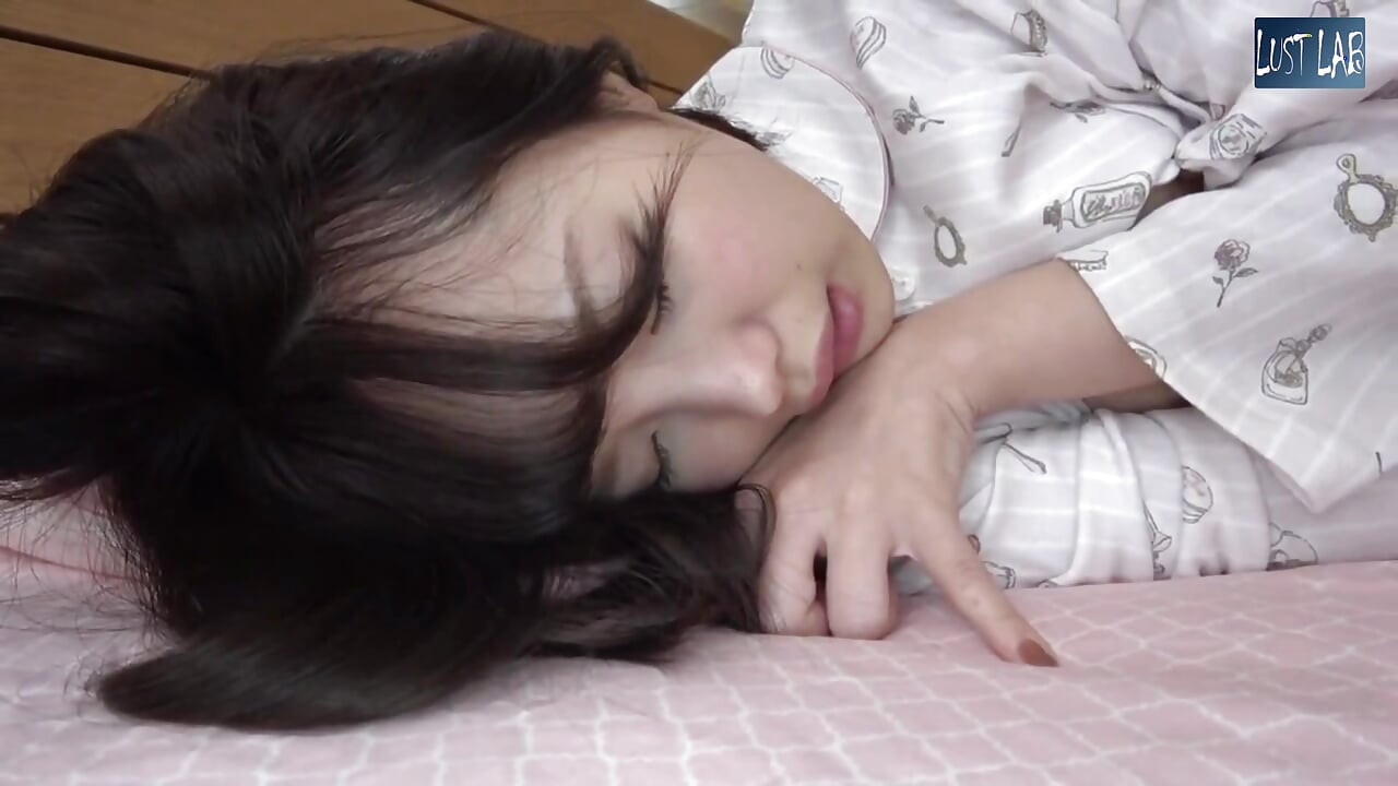 룸메이트와의 심야 유혹이 조용히 합의로 바뀌고 1부를 논의하고 싶지도 않습니다.