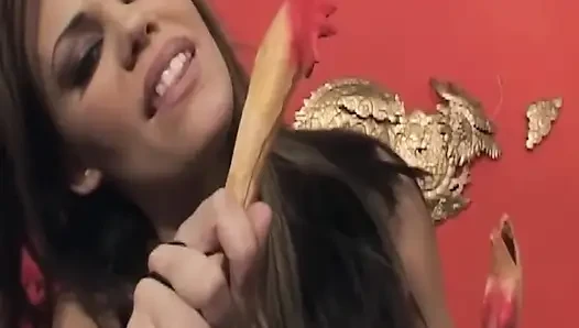 Reife MILF dehnt sich weit mit massivem spielzeug und banane