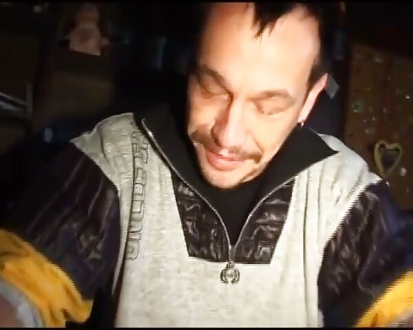 Esta zorra alemana traviesa sabe cómo montar una packer cargada