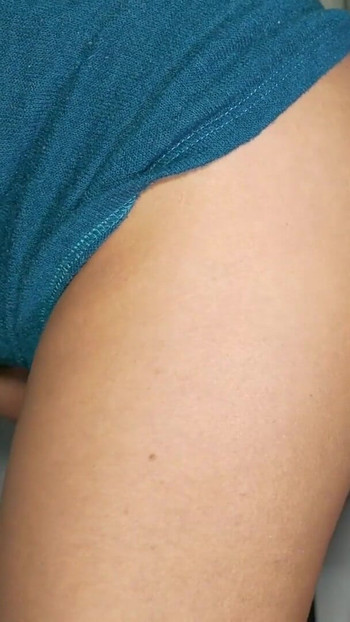 Moment émotif de « une femme infidèle se fait baiser par le meilleur ami de son mari dans la salle de bain avec éjaculations simultanés »