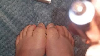 Golenie owłosionych palców u nóg - fetysz stóp