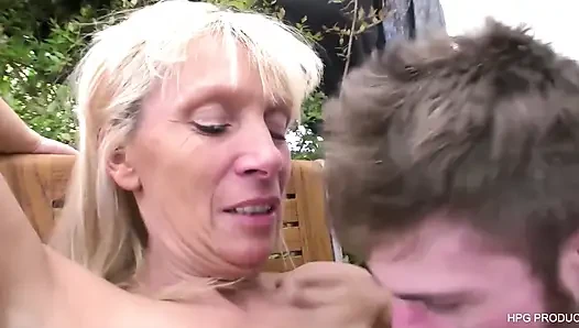 60 Cougar Gets Pussy Licked