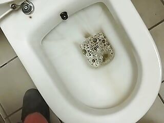 Mascuker, türkin pinkelt in der büro-toilette