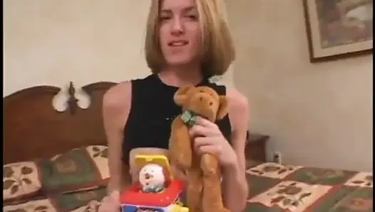 Junge a-cup-blondine senkt ihre rasierte muschi auf den großen schwanz des weißen typen