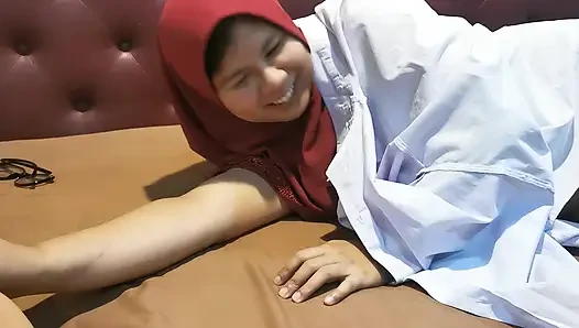 Adik tiri yang lagi mengantuk tiba-tiba muncul dan nyepong abang tirinya.