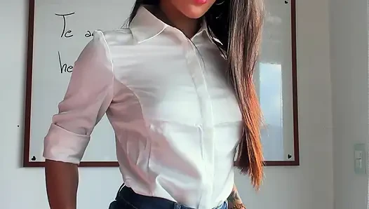 Seksi Sekreter Patronunu Mutlu Etmeye Çalışıyor