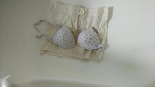 Pisse et sperme, jupe et soutien-gorge blancs