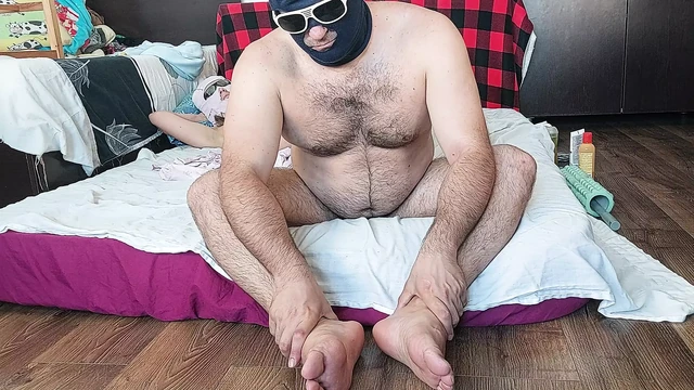 Sensual massage of a hot amateur couple with oil on the body. The woman masturbates me until I do.