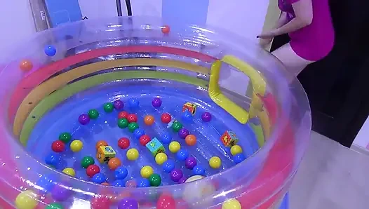 Bebek şişme trambolinde amcık oyunu!!