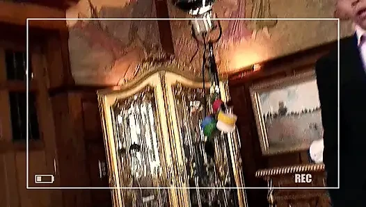 Sarışın genç kız iki istekli adam tarafından sikiliyor ve boşalıyor