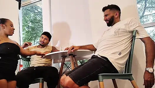Zwei Brüder saßen in einem Interview mit Tiffany Montavani auf dem Zwerg