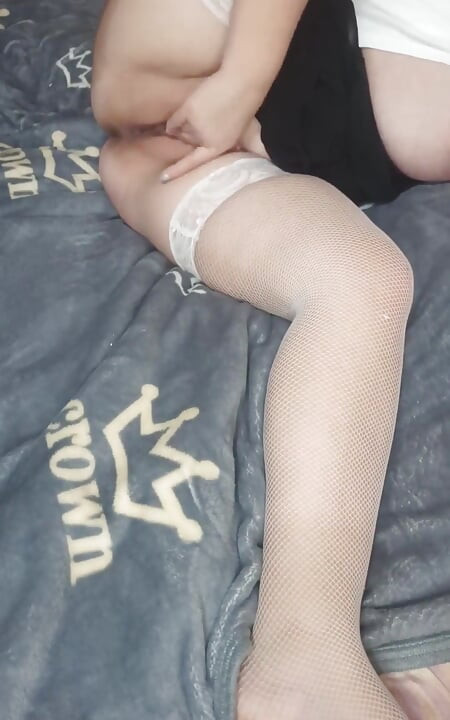Devojka sa velikom guzom prstima je mazila klitoris dok je slatko jebana, a zatim joj je pička napunjena spermom
