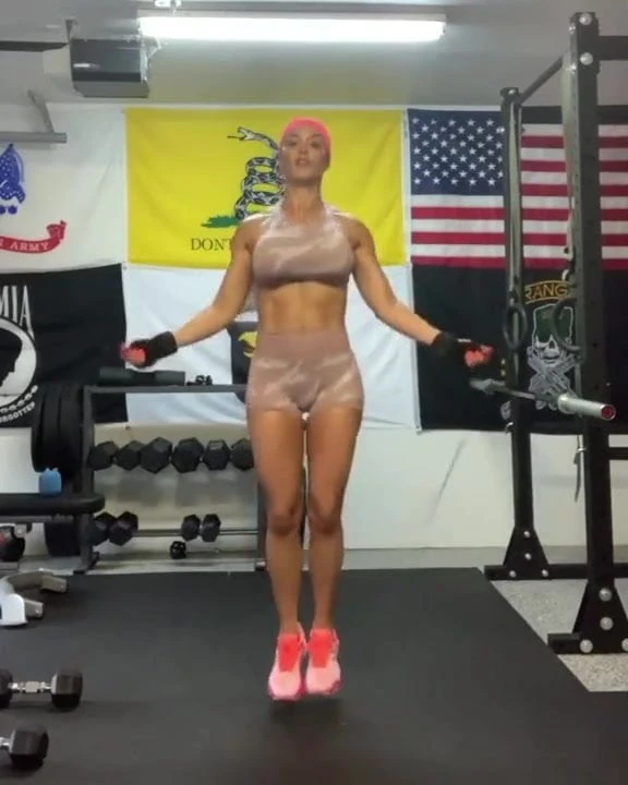Natalie Eva Marie прыгает со скакалкой