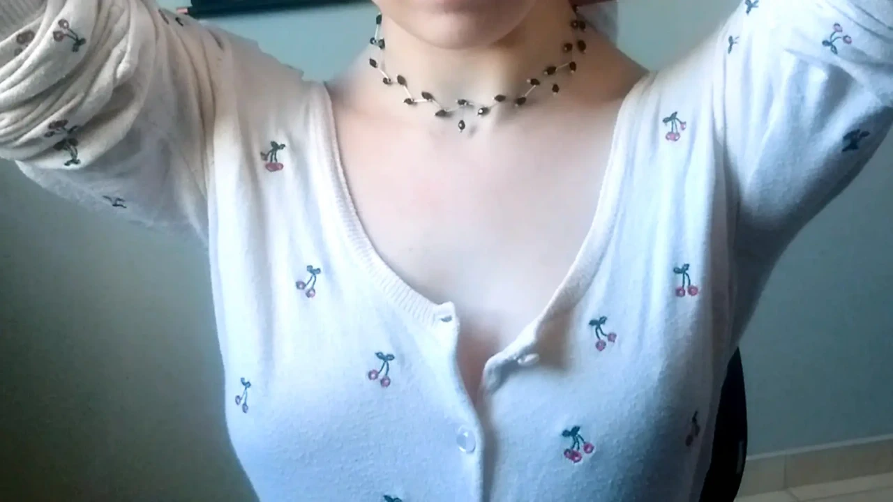 只是一个香港的女孩。我生命中第一件内衣的开箱，那次我几乎不会说英语，但我感觉很兴奋