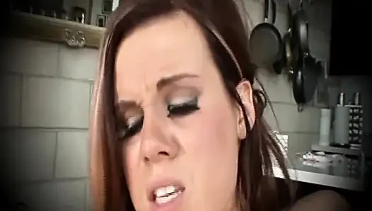 Schöne brünette MILF mit dicken titten lutscht und fickt schwarzen monster-schwanz