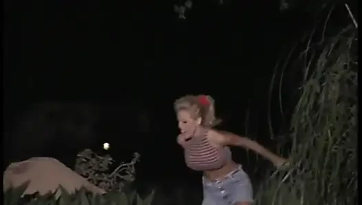 Vollbusiges schätzchen will die rolle reverse-cowgirl spielen