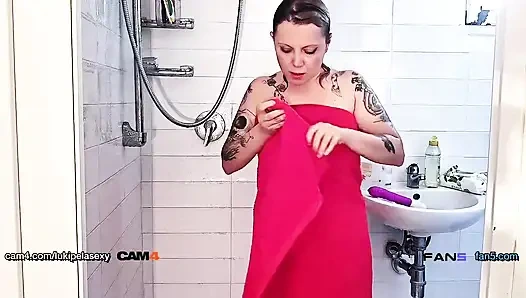 Мастурбирует фигуристая телочка мастурбирует игрушкой ее тугую киску и стонет