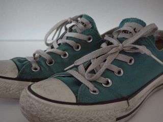 Giày của chị: converse xanh (bẩn) 4k