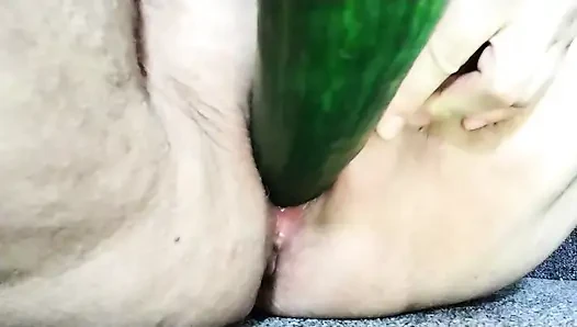 Nasse gurken-masturbation und klatschen massive brustwarzen am ende