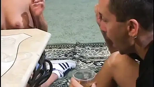 Cewek cantik randy yang lagi asik nyepong kontol dientot sama 2 pria di grup seks sebelum dicrot sperma