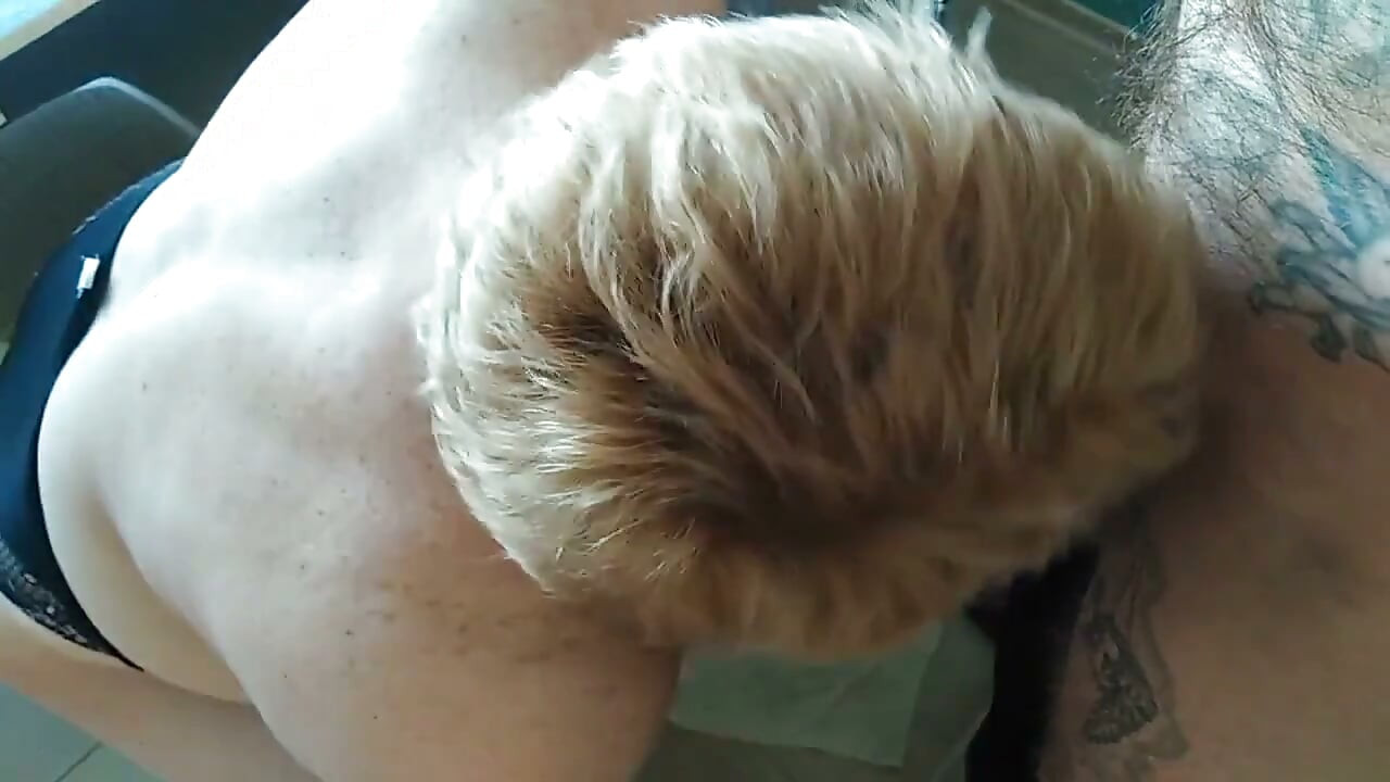 Milf gordinha chupa meu pau e recebe uma boca cheia de porra 3