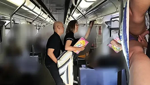 Metro yolculuğu sırasında eteğinin altına sürtünüyor.
