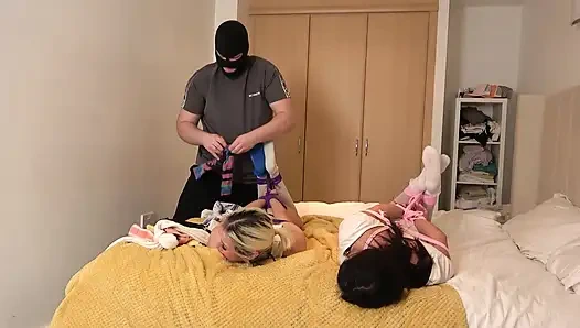Lilly и латина: игра с носком ночь превращается в связанную и кляпом борьбу! (fullHD)
