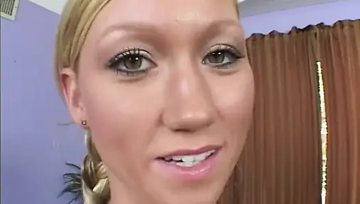 Schlankes blondes teen reitet riesigen schwanz bis zur gesichtsbesamung