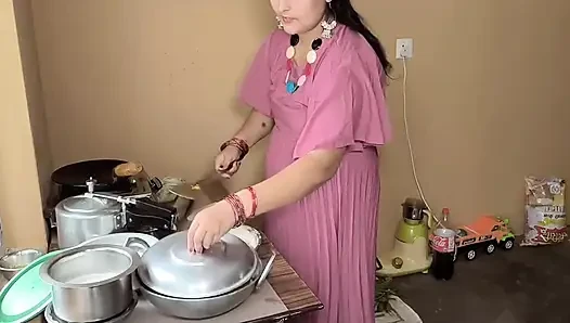Wanita hot ini nyepong kontol sambil meringis keenakan di dapur