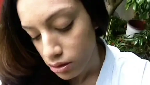 Cewek rambut cokelat nyepong kontol besar di luar ruangan sampai orgasme eksplosif
