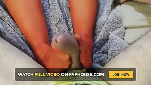 Latina-MILF gibt blowjob und footjob, bis ich auf ihre roten strumpffüße komme