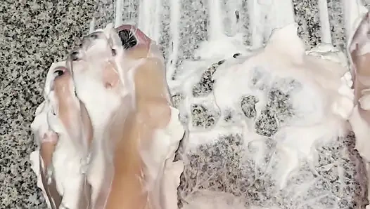 Çıplak ayaklarıma krem şanti