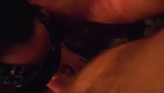 Tante seksi dengan penutup mata lagi ngidam kontol di balik gaun mininya