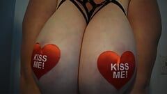 Küss meine heißen Titten und komm über mich! POV, DWT-Möpse mit Kiss me Pasties!
