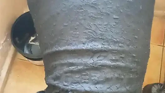 En ateşli sakso ve tuvalette domaltarak sikiş