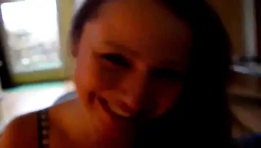 Она крошка из Франции в любительском видео, которая сосет член