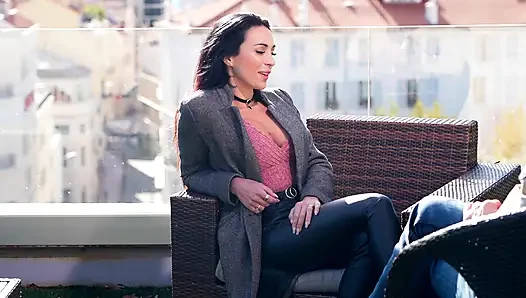 Esmer MILF komşularla yatıyor