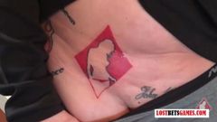 Potetovaná lesbička zaplatí cenu po tetování