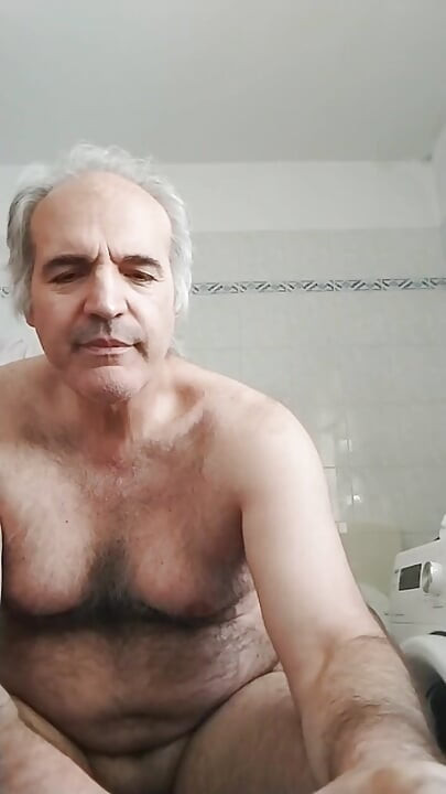 Puno pišanja u umivaoniku, dugo drkanje i prljavi jezik