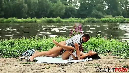 Männliche Und Weibliche Bffs Finden Trost in Den Körpern Des Anderen Am Fluss
