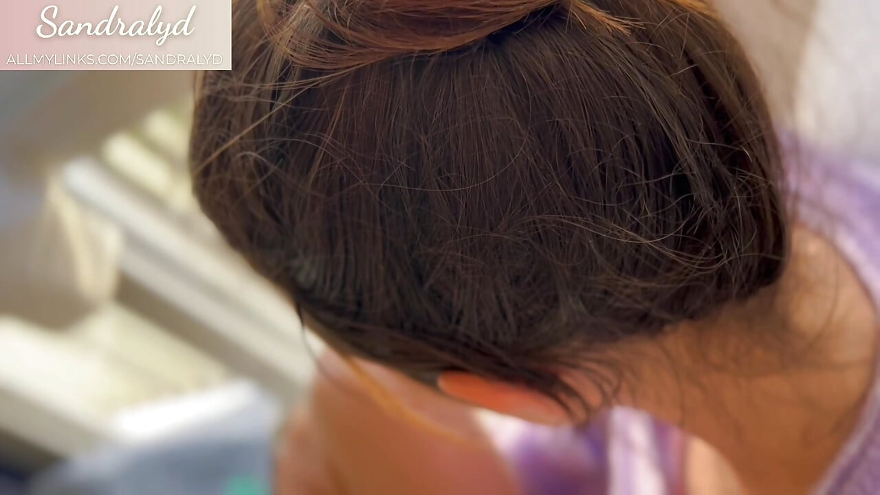 Osamělá španělská dívka ve své ložnici