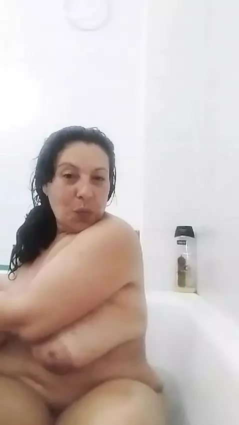 Anais BBW in bath
