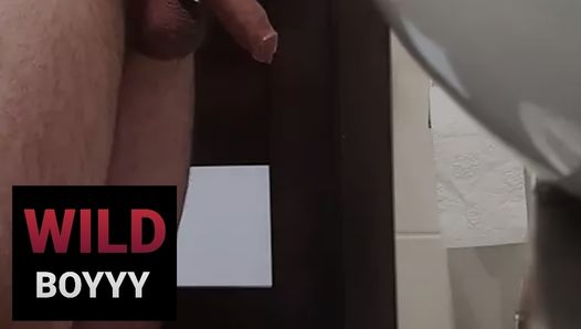 Wildboyyy - masturbiert auf der Toilette