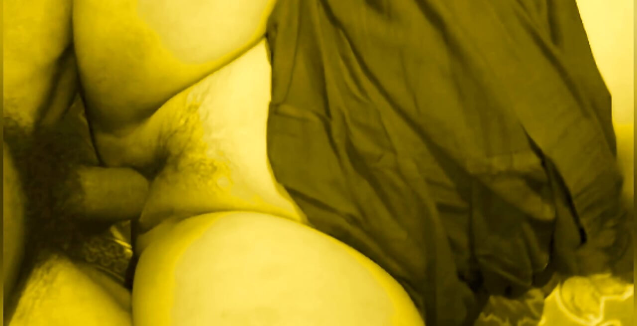 Voy a la cama de india cuando está sola en su habitación.