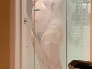 Mulher madura no chuveiro do hotel