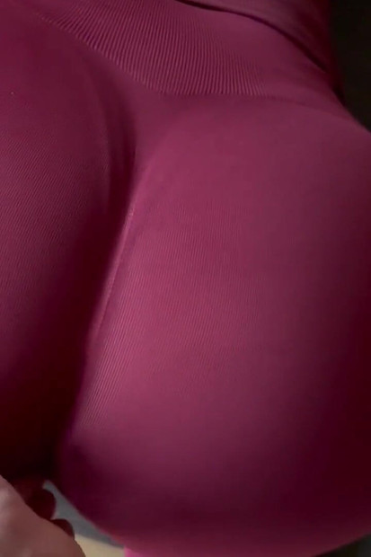 Savršeno dupe u pantalonama za trening u teretani