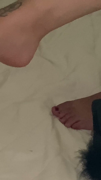 My fan wants to cum on cam and I make him cum licking my feet with red nail polish | Clip 1