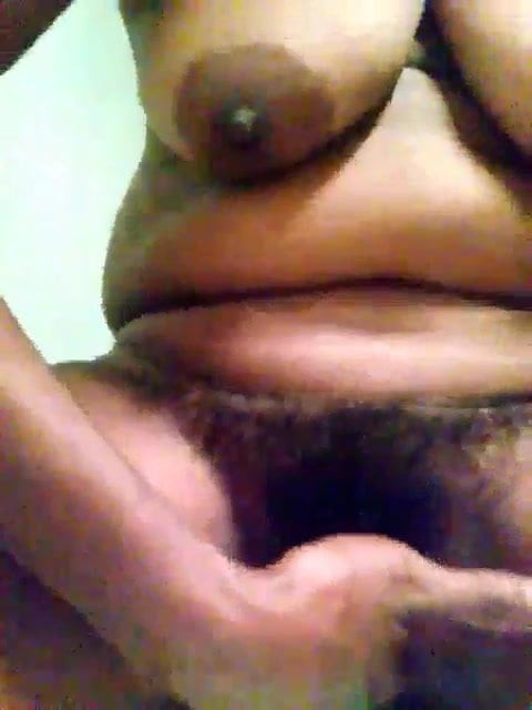 Reife Muschi reibt sich 04