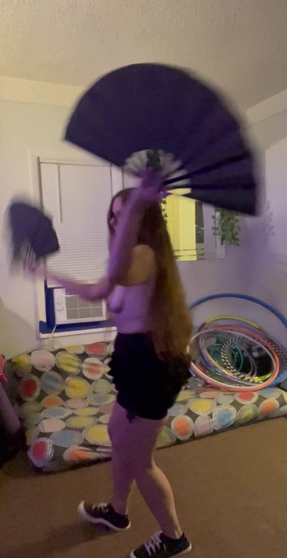 EMMA pleše bez gornjeg dijela sa svojim obožavateljima! Ona VOLI biti PROMATRANA! 👀 SVRŠI i VIDI!