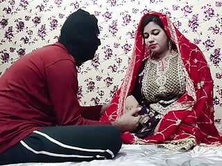 Indiase desi sexy bruid met haar man op huwelijksnacht